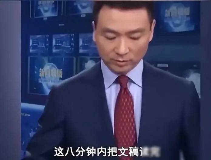 为什么新闻联播主持人从不低头念稿，他们全背下来了吗？涨知识了