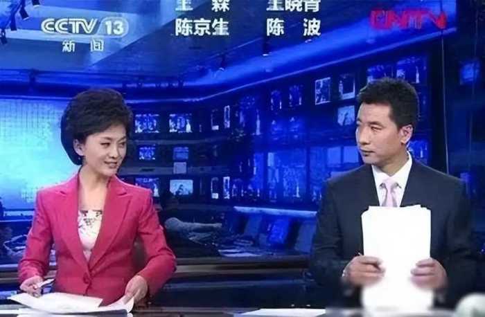 为什么新闻联播主持人从不低头念稿，他们全背下来了吗？涨知识了