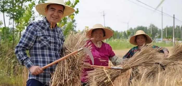 他把现金堆成山，高调捐款20亿后“消失”，如今出现在家种地