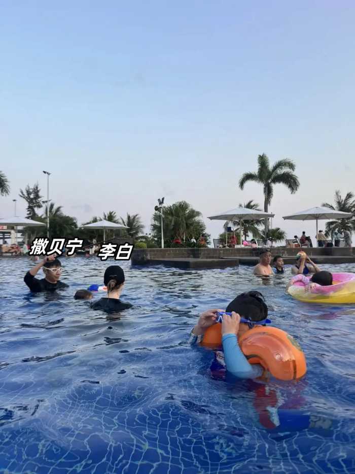 撒贝宁一家4口三亚旅游，撒贝宁穿潮牌好时髦，李白穿泳衣好白皙